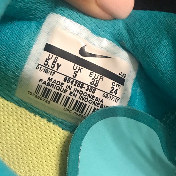 Girls Nike Free Running Shoes - Picture 4 of 7